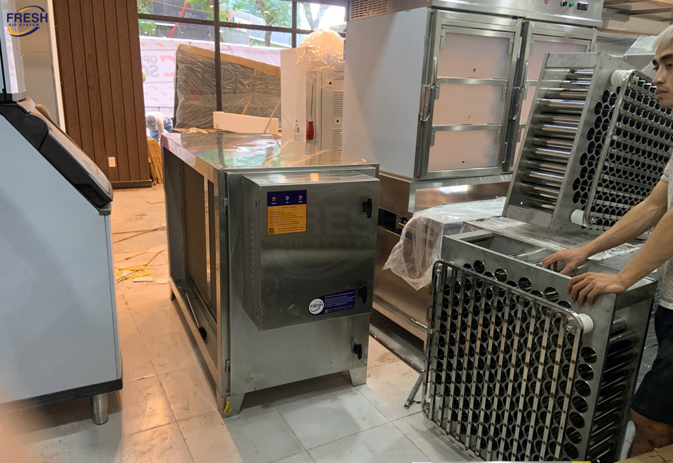 xu-ly-khi-thai-nha-hang-ga-ran-bang-may-loc-tinh-dien